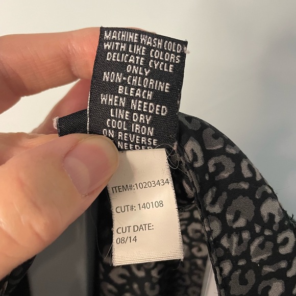 Torrid Black and White Patterned Top size 1 - Picture 8 of 10